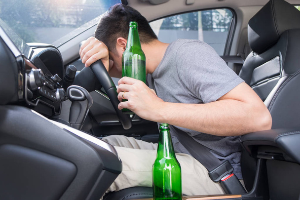 ドライブのコンセプトのために飲んではいけません, 若い酔っ男飲むボトル o - 写真・画像