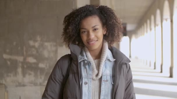 Ritratto di giovane bella donna di razza mista con taglio di capelli afro a piedi
 - Filmati, video