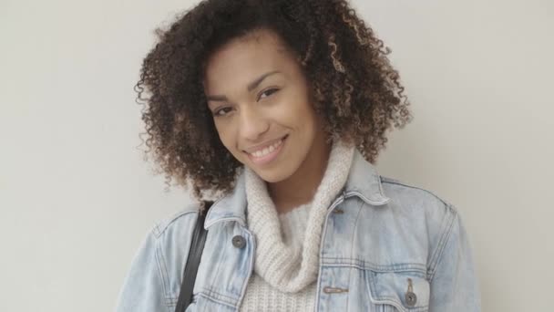 Afro American Girl in Casual kleding is op zoek naar camera en glimlachen - Video