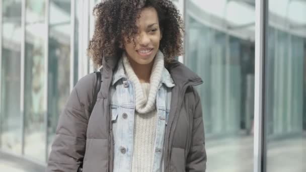 Ritratto di giovane bella donna di razza mista con taglio di capelli afro a piedi
 - Filmati, video