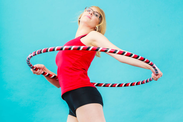 Fit mujer con hula hoop haciendo ejercicio
 - Foto, Imagen
