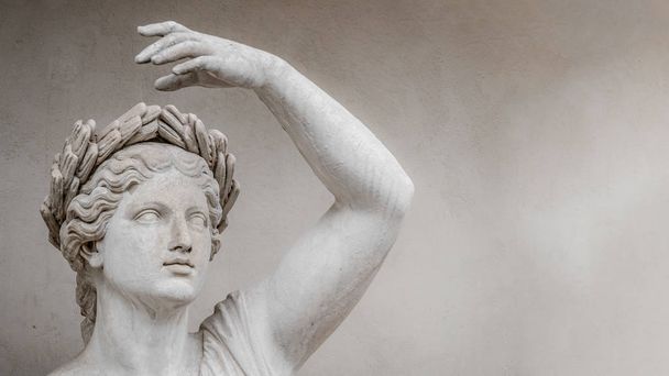 Estatua de sensual mujer renacentista romana en círculo de bahía
  - Foto, imagen