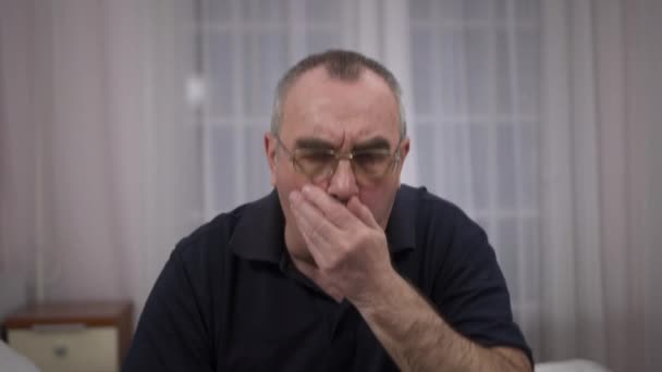 Elderly man coughing, feeling sick, illness - Πλάνα, βίντεο