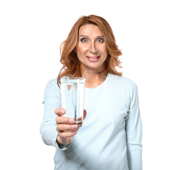 Mujer madura con vaso de agua sobre fondo blanco
 - Foto, imagen
