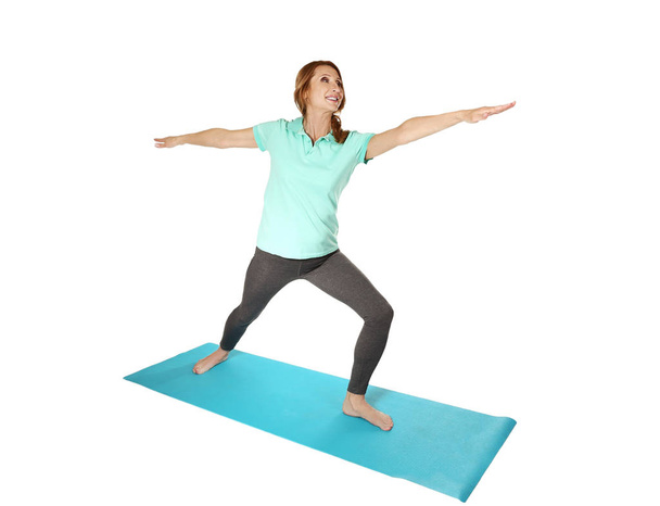 Mulher madura praticando ioga no fundo branco
 - Foto, Imagem