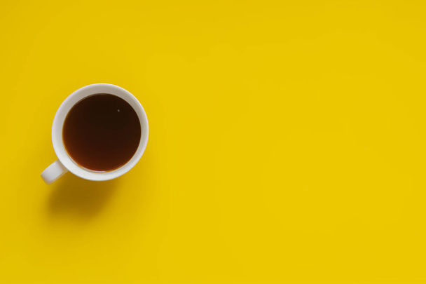 minimalistisches Design gelb Kaffee Kopierraum b - Foto, Bild