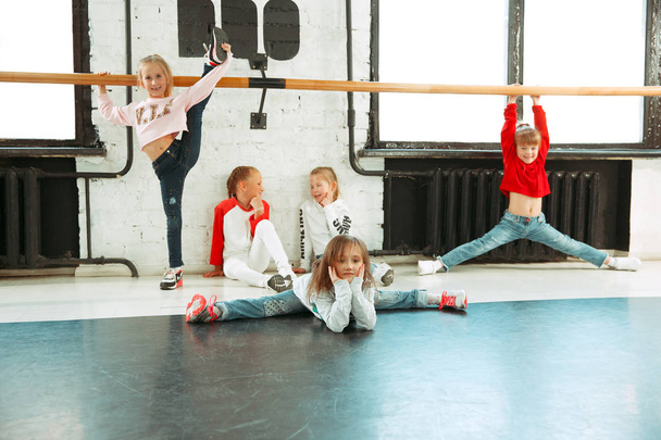 The kids at dance school. Ballet, hiphop, street, funky and modern dancers - Foto, Imagen