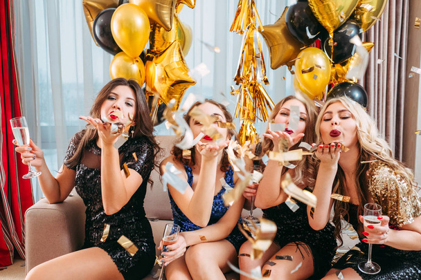 girls party classy fun celebration confetti - 写真・画像