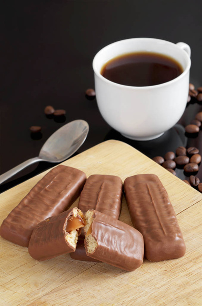 Keksriegel mit Karamell und Vollmilchschokolade und Kaffee - Foto, Bild
