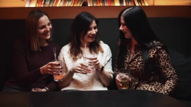 Bonitas novias charlando con bebidas en un bar
. - Metraje, vídeo