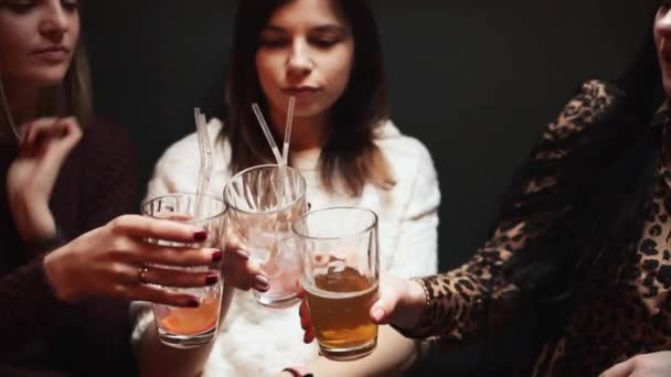 hübsche Freundinnen plaudern mit Drinks in einer Bar. - Filmmaterial, Video