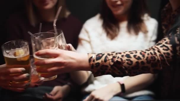 Szép barátnők beszélgetni italok egy bárban. - Felvétel, videó