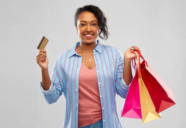 Африканская американка делает покупки с помощью кредитной карты
 - Фото, изображение