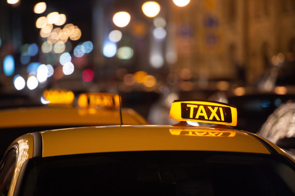 cartel de taxi en el techo de un taxi por la noche
 - Foto, Imagen