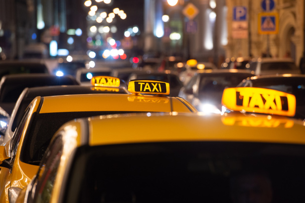 夜のタクシーの屋根の上のタクシー標識 - 写真・画像
