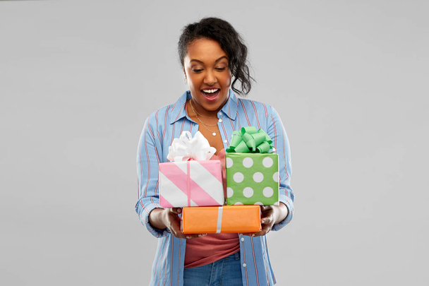 happy african american woman with birthday gifts - Foto, imagen