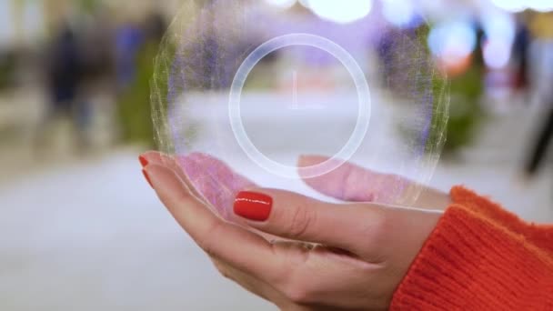 A hologramos mechanikus órát tartó női kéz - Felvétel, videó
