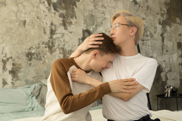 International gay male partners reconcile after quarrel - Foto, Bild