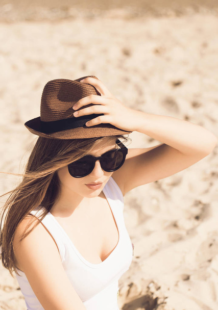Pretty girl with long hair and a hat  - Foto, Imagen