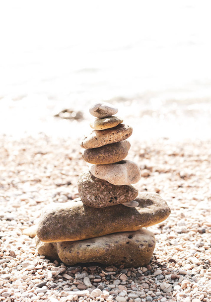 Pedras são revestidas com pirâmide na praia
 - Foto, Imagem