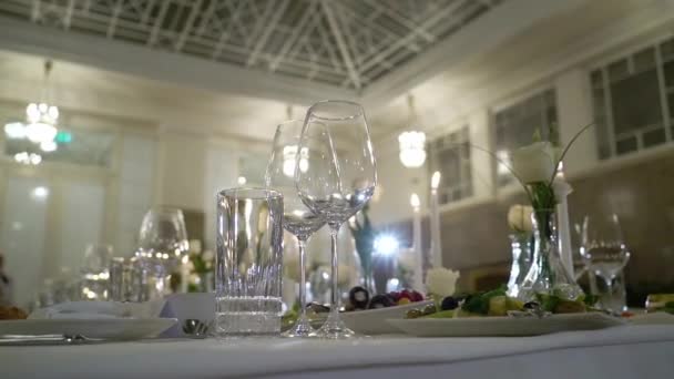 Decorated table on a gala dinner party or wedding celebration - Imágenes, Vídeo