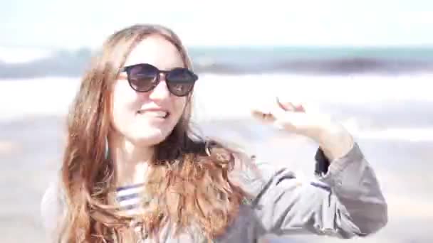 海のサングラスをかけた女性。クローズアップ面 - 映像、動画