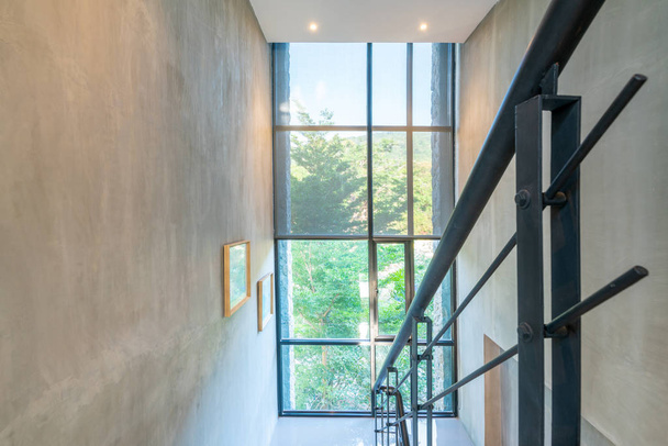 Дизайн интерьера в прихожей с лестницей в доме или доме
 - Фото, изображение