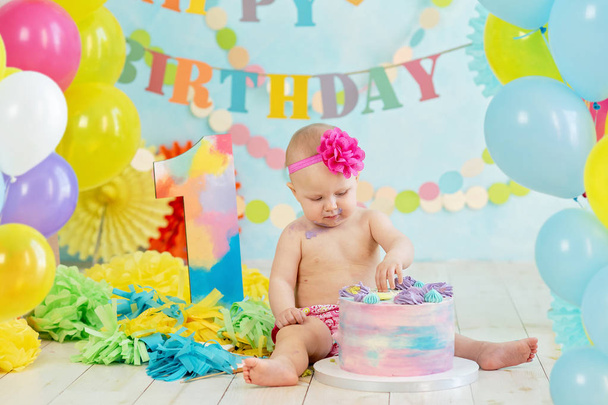 First birthday smash the cake. cream on legs - Фото, зображення