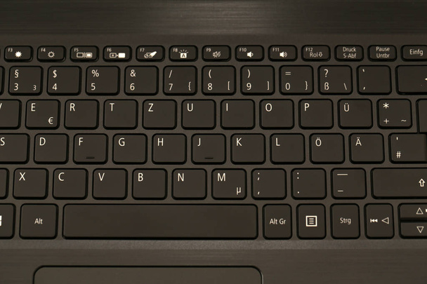 ノートパソコンのキーボード、黒のキーボード。キーボードのクローズアップ - 写真・画像