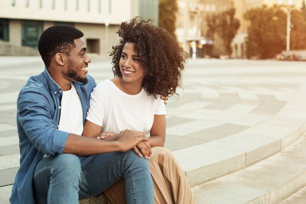 Афро-американская пара разговаривает, наслаждается свиданием, гуляет на свежем воздухе
 - Фото, изображение