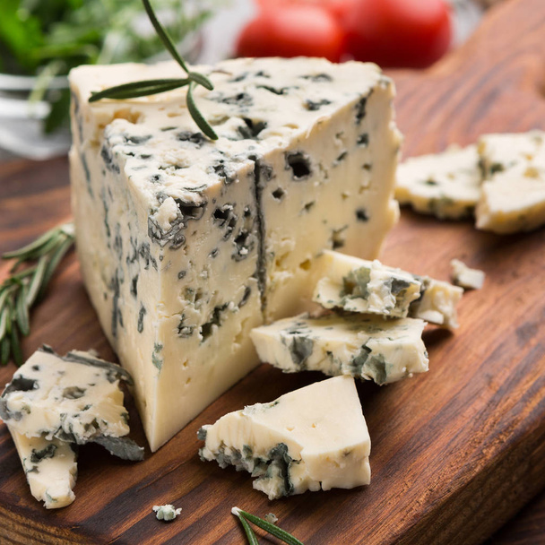 Mavi peynir ve biberiye - Fotoğraf, Görsel