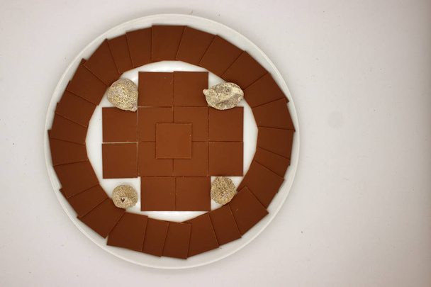 Οι πλατείες της λεπτής σοκολάτας είναι σε έναν κύκλο και ένα σταυρό - Φωτογραφία, εικόνα