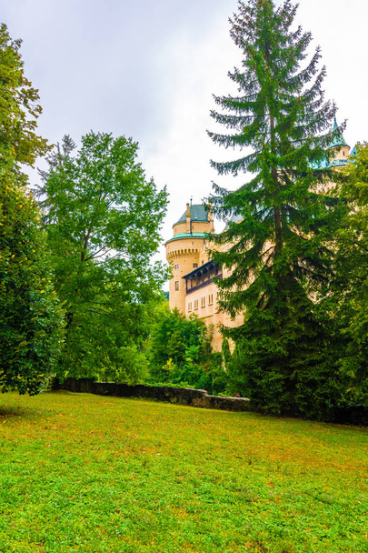 Średniowieczny zamek w Bojnicach, dziedzictwa Unesco, Słowacja. Jest to romantyczny zamek z niektóre oryginalne gotyckie i renesansowe elementy zbudowany w XII wieku. - Zdjęcie, obraz