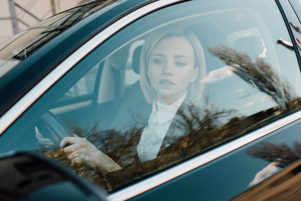 houkutteleva blondi kuljettaja, jolla ohjauspyörä ajon aikana
  - Valokuva, kuva