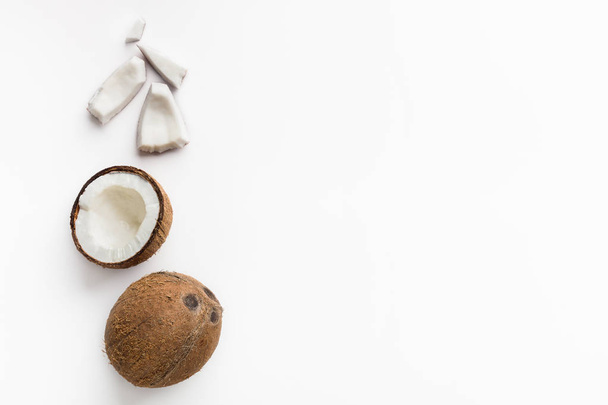 Целые и нарезанные кокосы на белом
 - Фото, изображение