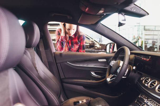 Woman forgot her key inside of her car. - Foto, afbeelding