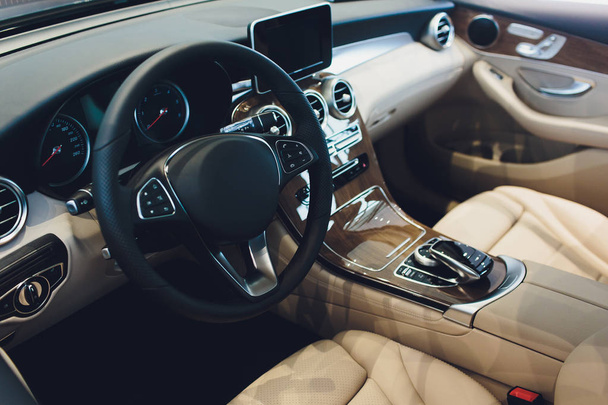 Μοντέρνο εσωτερικό αυτοκινήτου με λευκά δερμάτινα καθίσματα όχημα. - Φωτογραφία, εικόνα