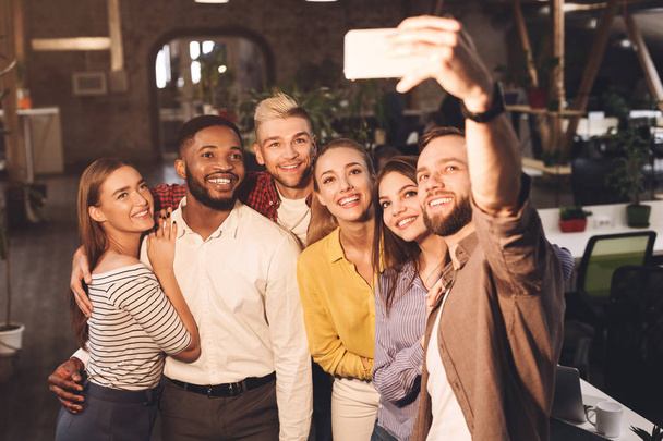 Boldog nemzetközi kreatív üzleti csapat vesz selfie - Fotó, kép