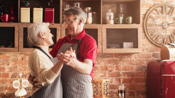 Coppia di anziani innamorati che ballano in cucina
 - Foto, immagini
