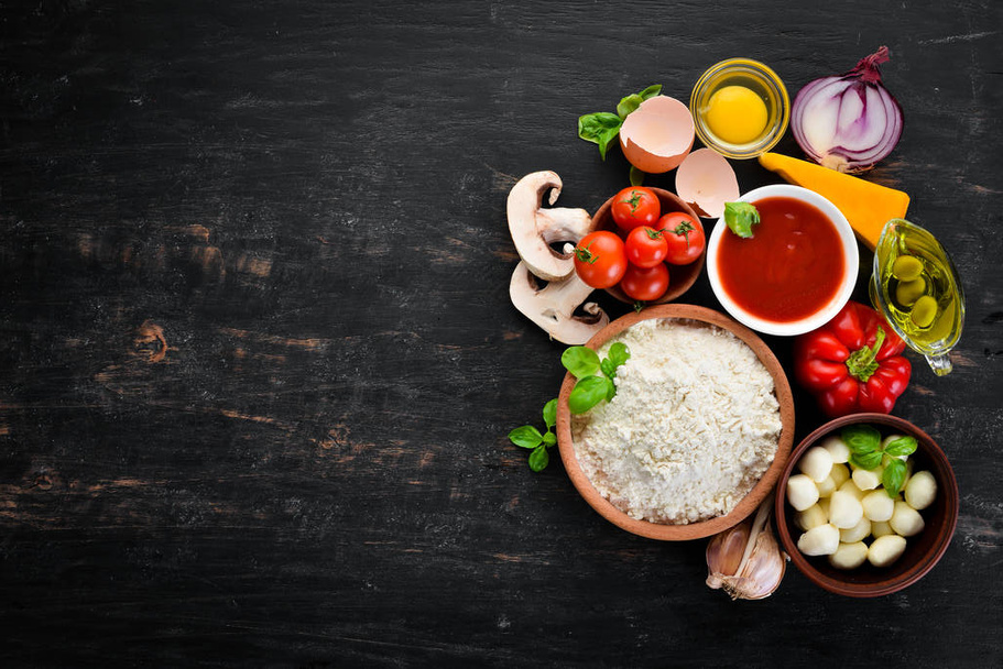 Ingredients for making pizza. On a wooden background. Top view. Free space for your text. - Foto, afbeelding