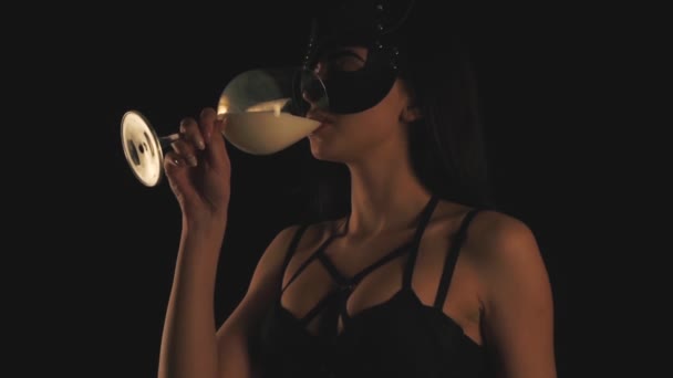 Dziewczyna w kota maska picia mleka w szklance - Materiał filmowy, wideo