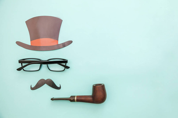 Glücklicher Vatertag. Zeichen von Hut Schnurrbart mit Pfeifenbrille isoliert auf pastellblauem Hintergrund. Mann Silhouette Symbol - Foto, Bild