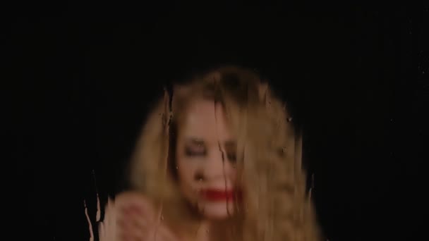 Blond curly lady behind flowing drops - Metraje, vídeo