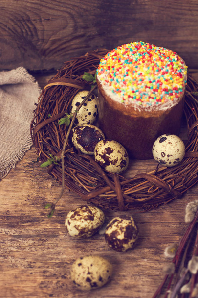 Naturaleza muerta de Pascua. Pastel de Pascua, huevos, conejo de Pascua, tarjeta de Pascua
 - Foto, imagen