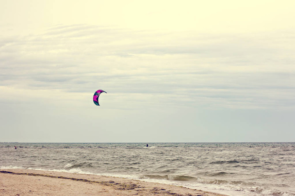 Kitesurfing na vlnách moře - Fotografie, Obrázek