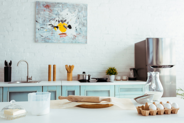 modern konyha belseje, sütőipari hozzávalókból - Fotó, kép