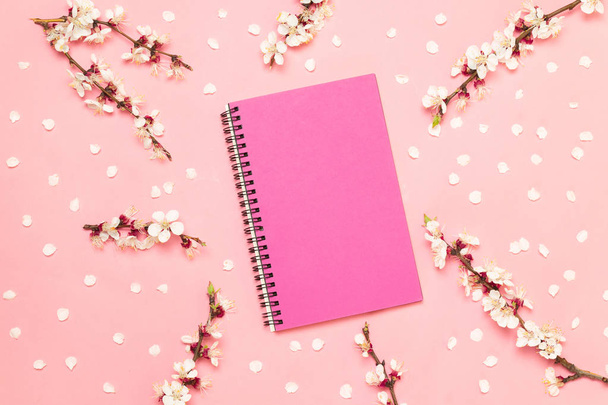 Spring pink blooming flowers with blank paper notepad - Fotografie, Obrázek