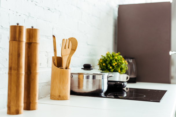 konyhaasztal főzőedényekkel és elektromos sütővel  - Fotó, kép