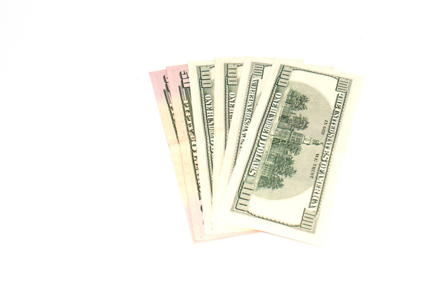 eine Menge Dollar, amerikanisches Geld auf weißem Hintergrund, isoliert. Konzept Banking und Finanzen - Foto, Bild