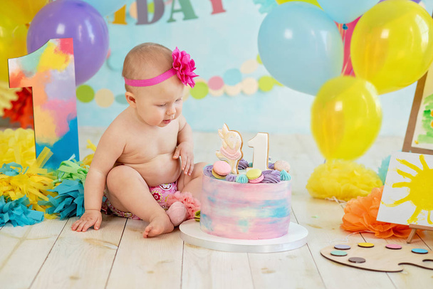El primer cumpleaños destroza el pastel. crema en las piernas
 - Foto, imagen